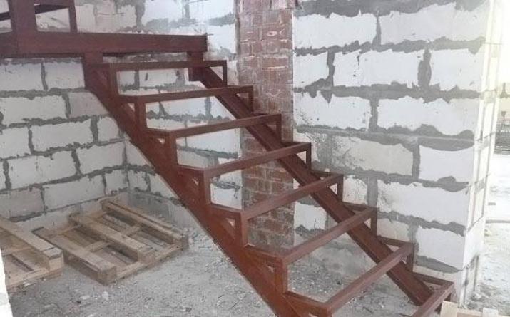 Стильные лестницы из сурового металла Металлическая прямая лестница на 2 этаж